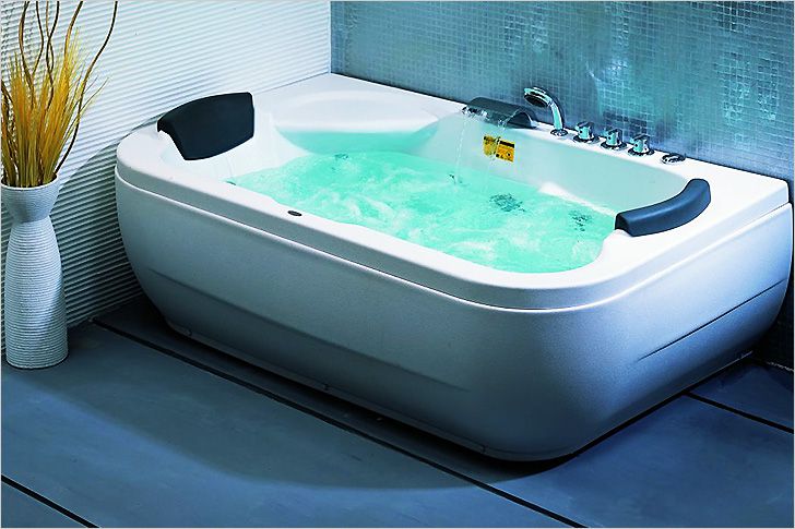 Установлена акриловая ванна с гидромассажем