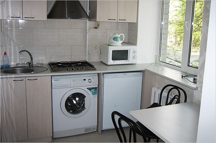 Установили стиральную машину на кухне