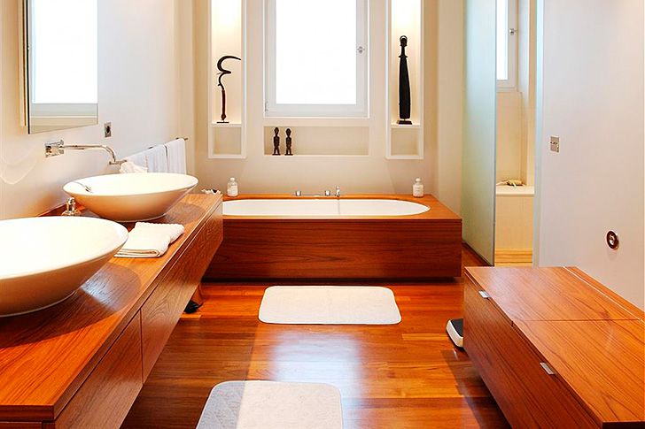 Монтаж деревянного пола в ванной