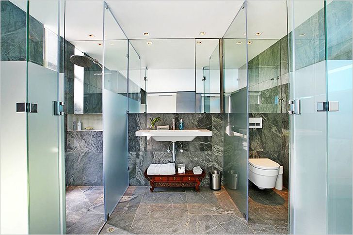 Ванная комната поделена на зоны с помощью перегородок