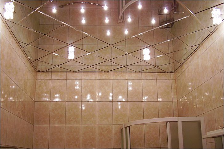 В ванной сделано зеркальное потолочное покрытие
