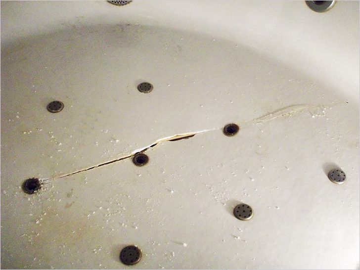 Трещины ванны. Лопнула акриловая ванна. Треснула акриловая ванна. Трещина в пластиковой ванной. Дырявая ванна.