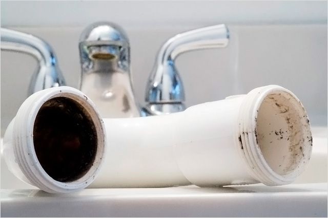 Прочистить трубы на кухне и ванне в домашних условиях